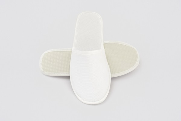 Slipper aus Polycotton, 3mm Schaumstoffeinlage, 3mm EVA-Sohle, Umrandung TNT, Made in Europa. Plastikfreie Verpackung mit einer Papierbanderole mit Druck #PlasticFreePackaging.